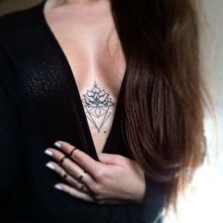 Тату на декольте для девушек