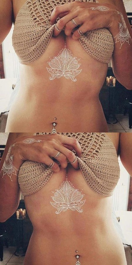 Тату под грудиной у девушек