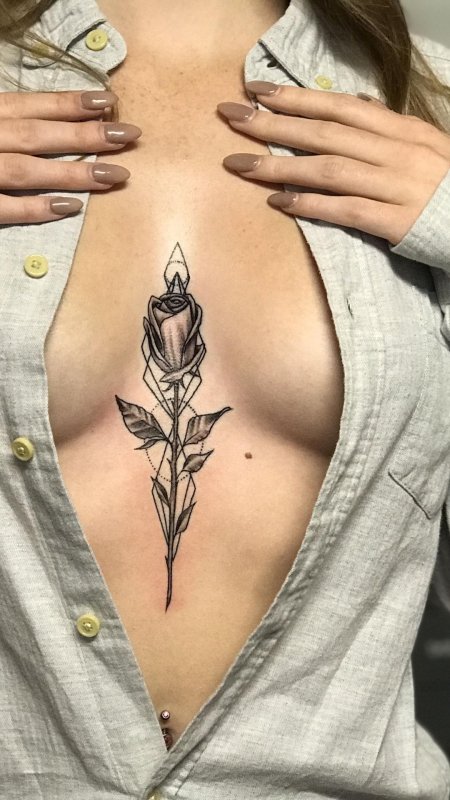 Тату роза между грудью