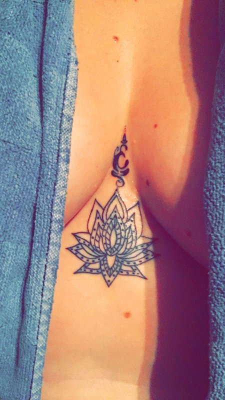 Тату лотос под грудью
