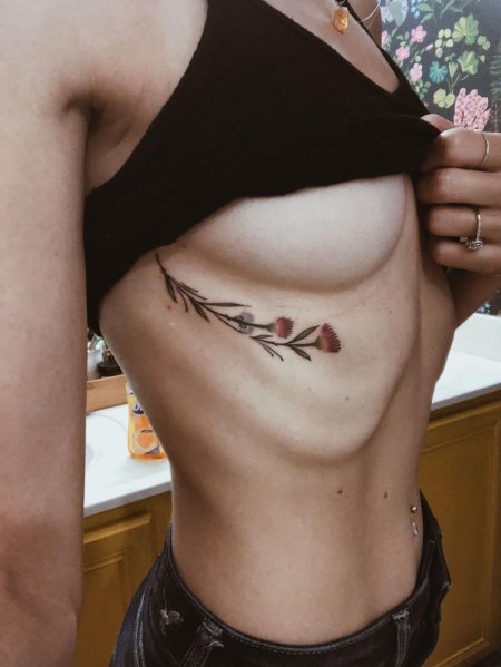 Тату для девушек под грудью