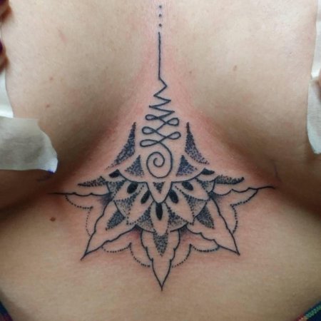 Тату между грудиной у девушек