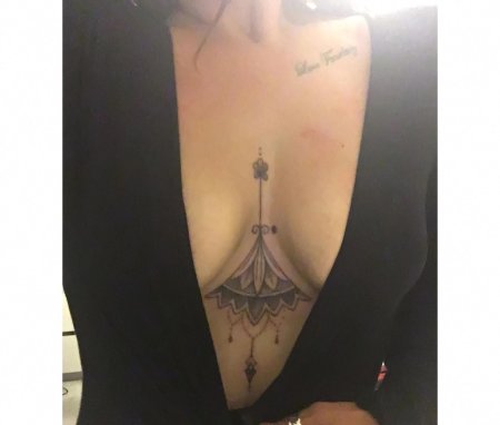 Тату между грудиной у девушек