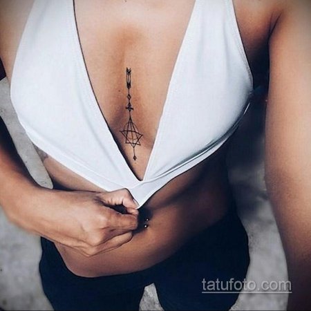 Татуировки между грудью для девушек