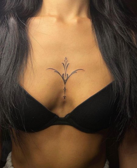 Тату лотос между грудиной