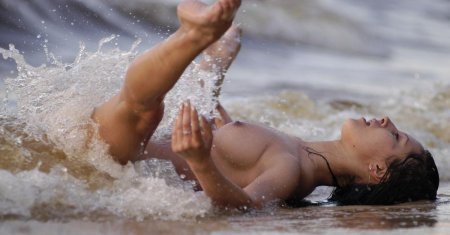 Эротическая фотосессия в воде