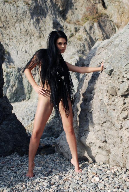 Голая брюнетка