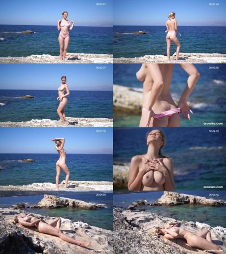 Модели в купальниках