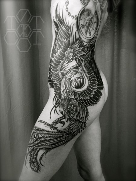 Тату феникс на бедре