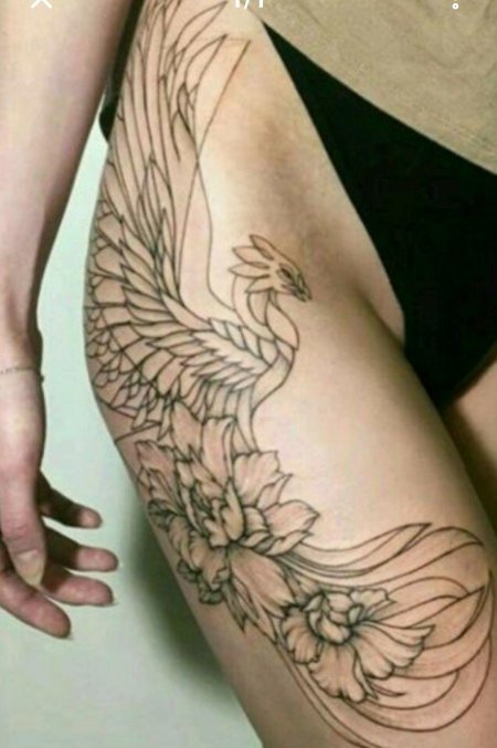 Тату феникс на бедре