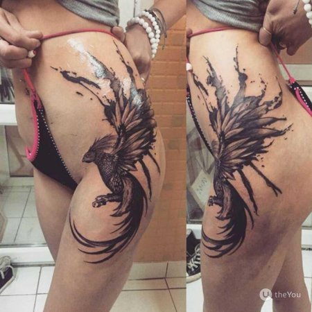 Тату феникс на бедре