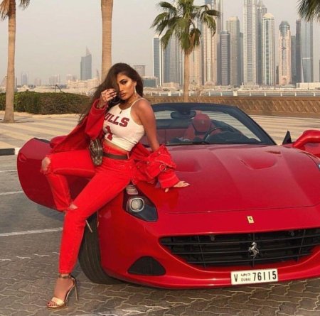 Машина и девушка