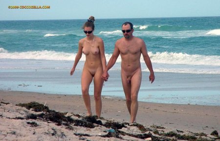 Голые семьи на пляже встал член