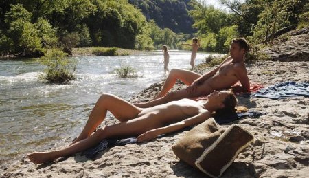 Семейный нудизм на острове