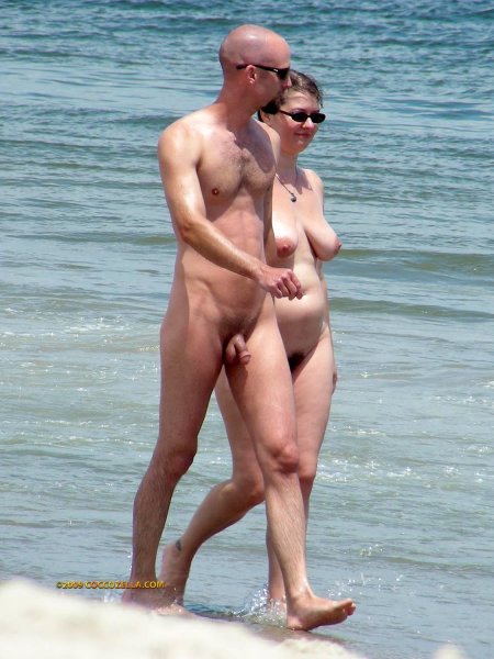 На пляже нудистов