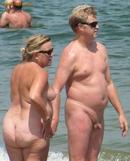 Полные мужчины на пляже