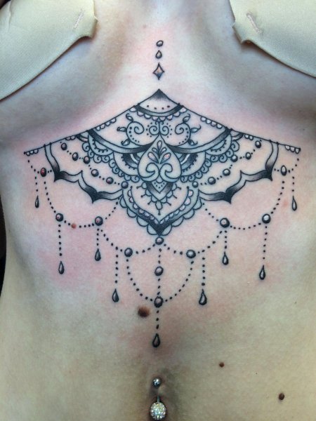 Тату под грудь