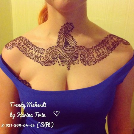 Мехенди под грудью