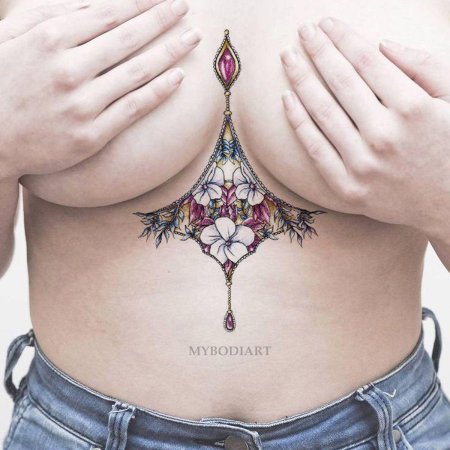 Классные татуировки между сиськами