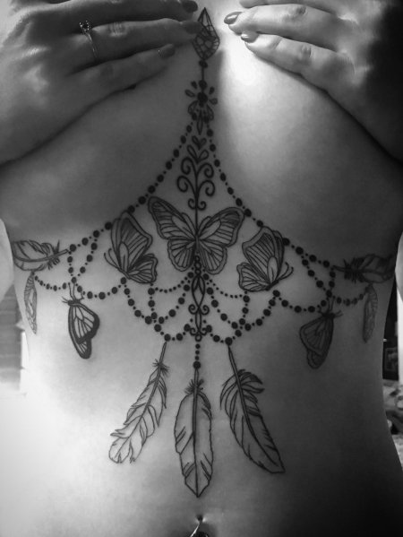 Тату под грудь