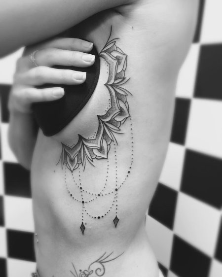 Тату женские под грудью