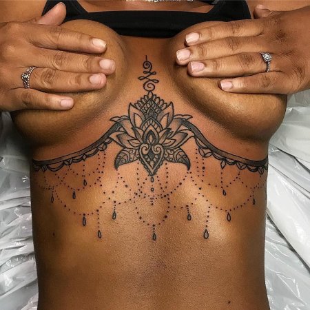 Тату женские под грудью