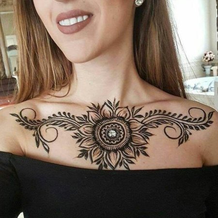 Мехенди на груди