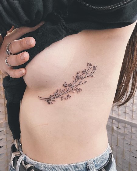 Тату веточка под грудью