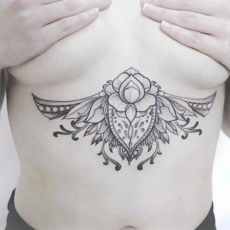 Тату под грудь