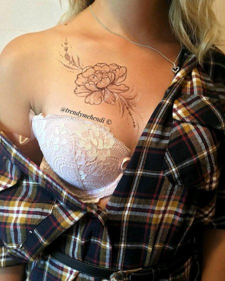 Тату на декольте