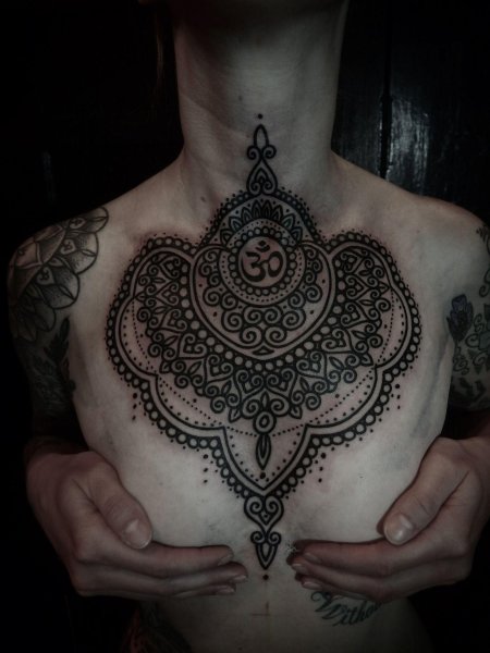 Под грудью тату