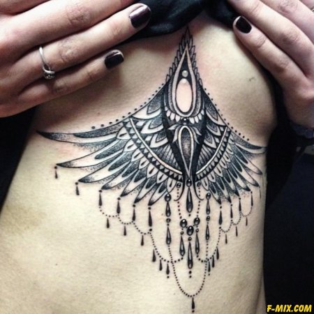 Под грудью тату