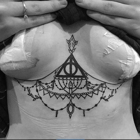 Тату под грудь