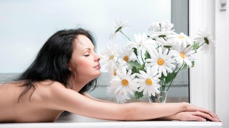 Женщина с ромашками