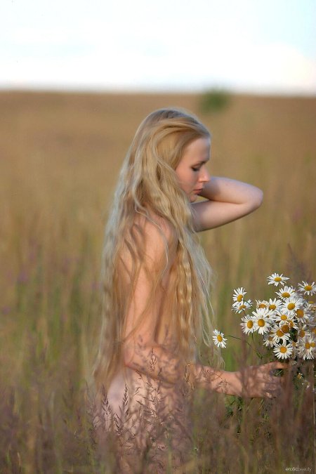 Молодые деревенские девушки