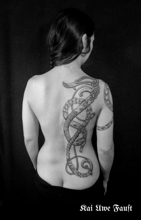 Скандинавские тату на позвоночнике