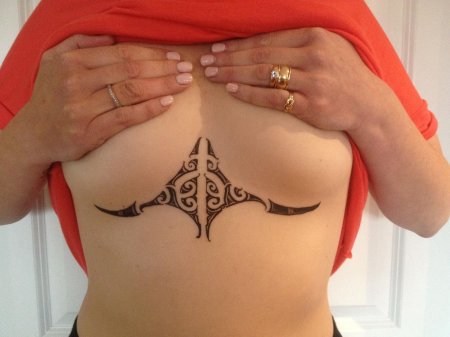Тату полинезия на груди женская