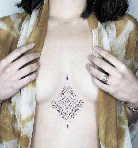 Тату между грудиной у девушек