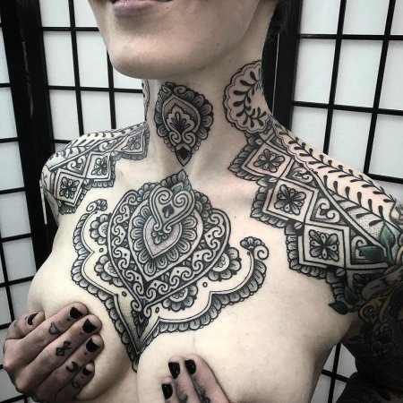 Скандинавские татуировки на груди
