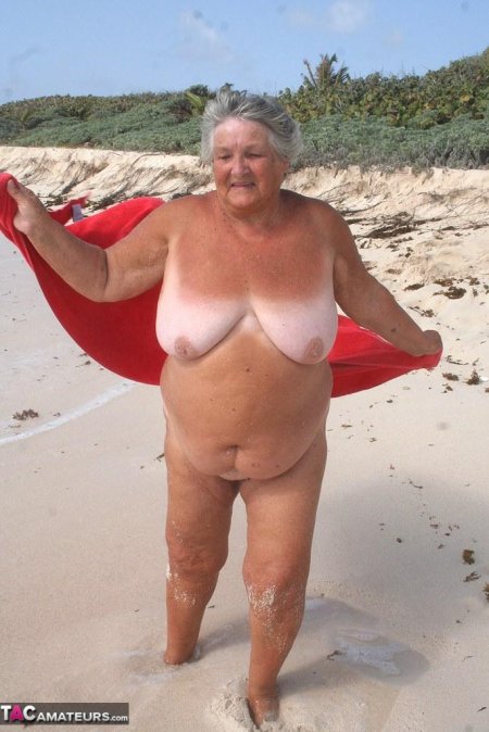 Голые старухи в купальниках