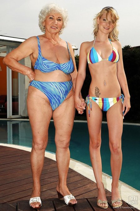 Старые бабы в купальниках