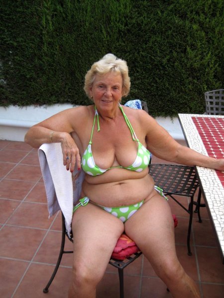 Старые тетки в купальниках