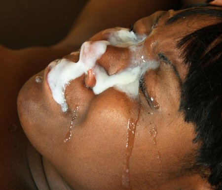 Мужик кончает густой спермой.