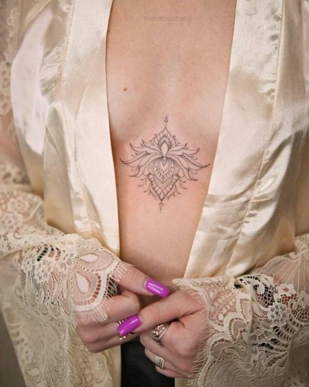 Женские татуировки между грудиной