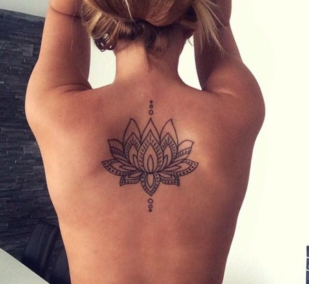 Тату лотоса на спине