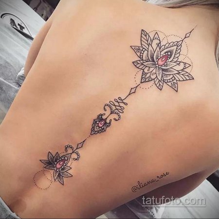Женская тату на спине
