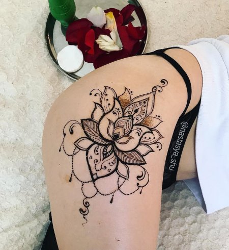 Мехенди лотос на бедре