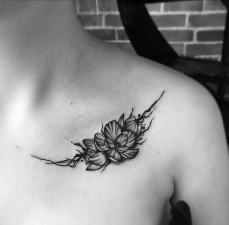 Тату женская на ключице