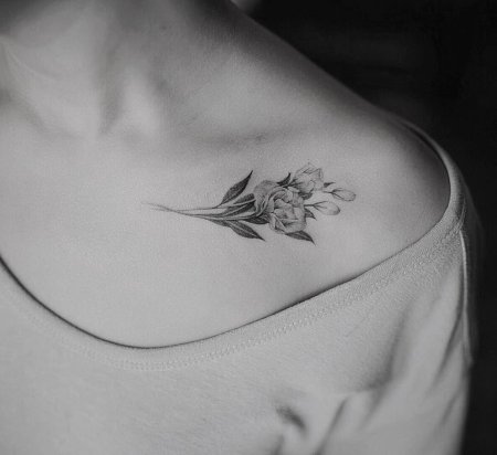 Татуировка на ключице для девушек