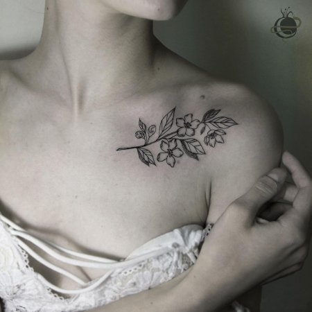 Красивое тату на ключице для девушек